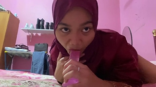 Bokep Indo Clara Belajar Sepong Pake Dildo